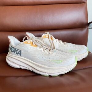 Hoka Clifton 9 Wide in Vanilla/Astral